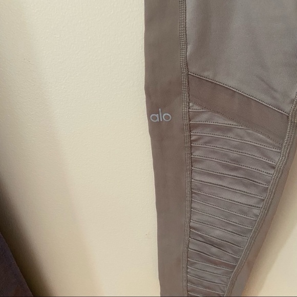 ALO Yoga Tan High-Waisted Rise Moto Legging Contouring Stretch Medium Women’s - Picture 9 of 11